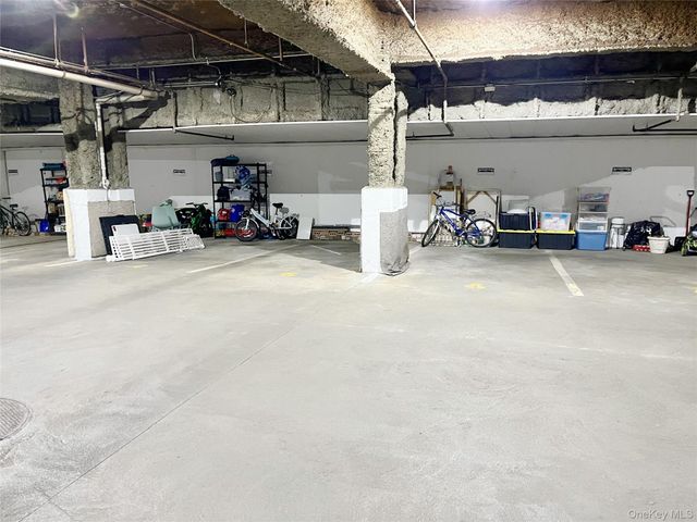 10 Canterbury Road 1B, Great Neck, NY 11021