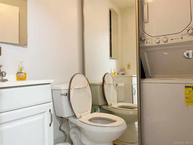 10 Canterbury Road 1B, Great Neck, NY 11021