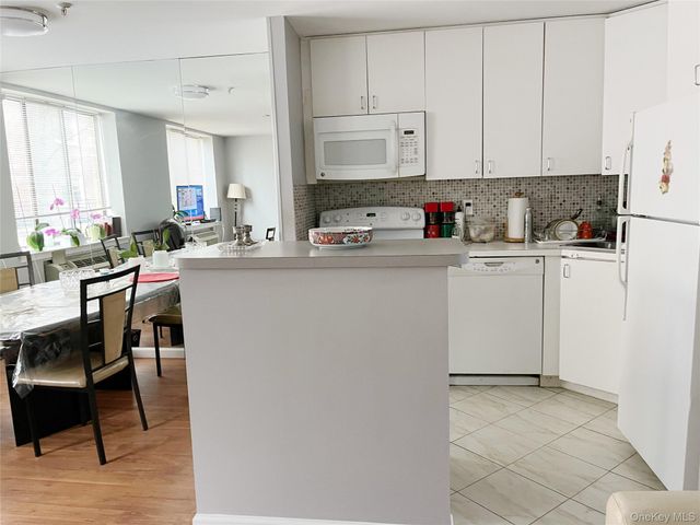 10 Canterbury Road 1B, Great Neck, NY 11021