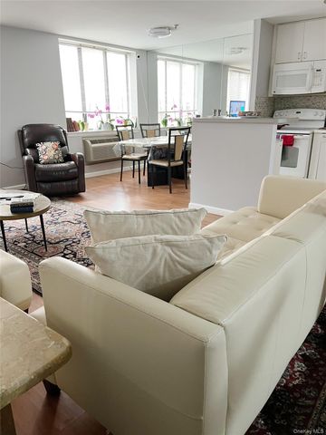 10 Canterbury Road 1B, Great Neck, NY 11021