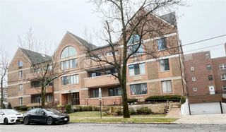 10 Canterbury Road 1B, Great Neck, NY 11021