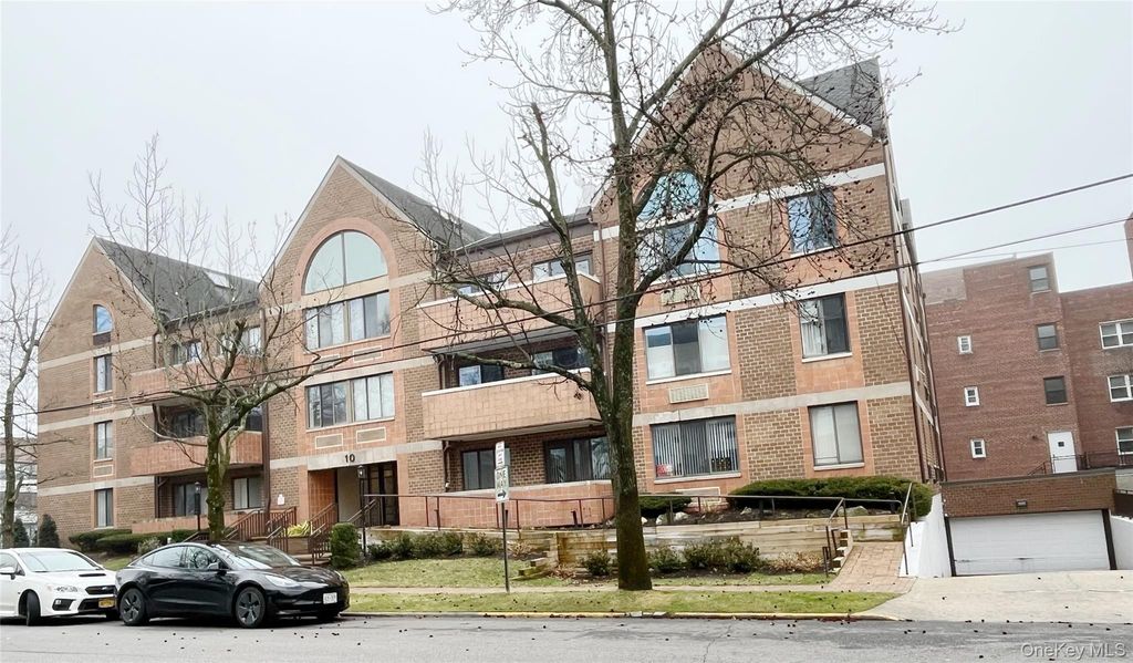 10 Canterbury Road 1B, Great Neck, NY 11021