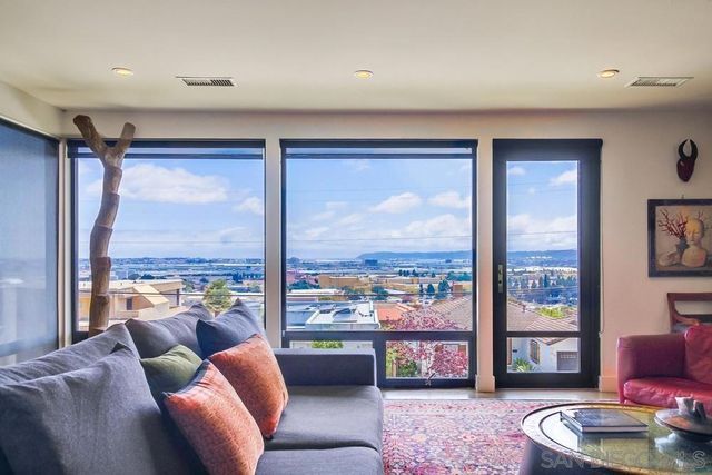 2111 Mergho Impasse, San Diego, CA 92110