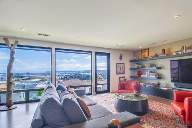 2111 Mergho Impasse, San Diego, CA 92110