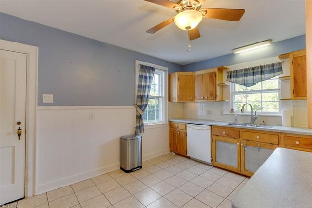 512 Kemp LN, Chesapeake, VA 23325