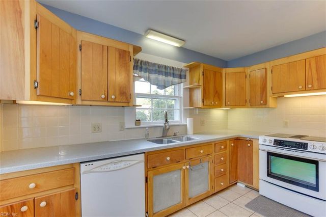 512 Kemp LN, Chesapeake, VA 23325