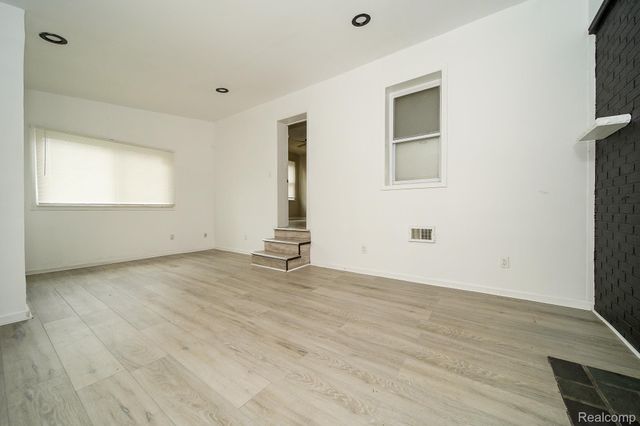 19469 Whitcomb Street, Detroit, MI 48235