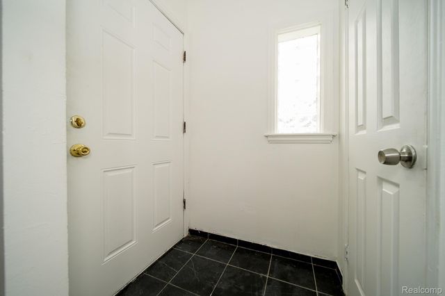 19469 Whitcomb Street, Detroit, MI 48235