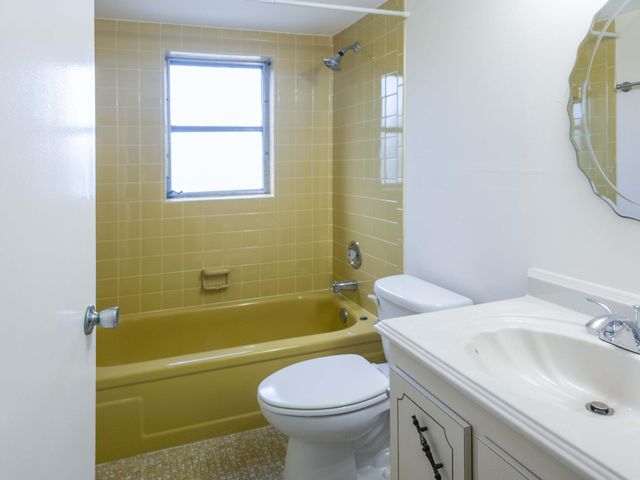 24 Abbey Lane 301, Delray Beach, FL 33446