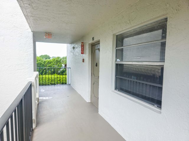 24 Abbey Lane 301, Delray Beach, FL 33446