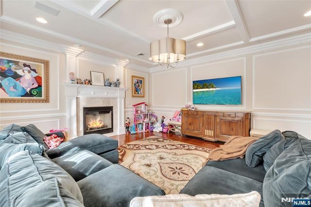 1115 Briar Way, Fort Lee, NJ 07024