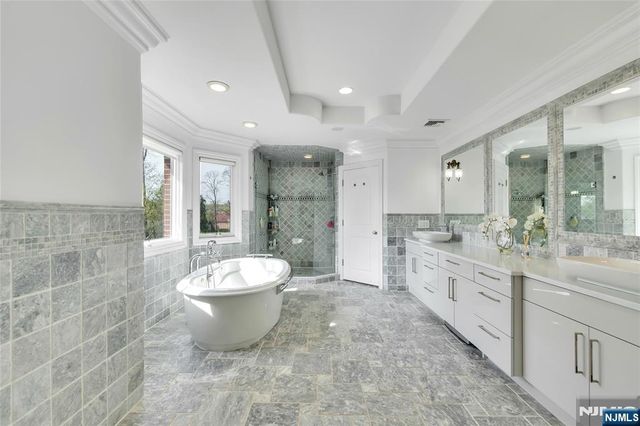 1115 Briar Way, Fort Lee, NJ 07024