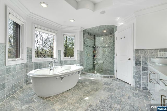 1115 Briar Way, Fort Lee, NJ 07024