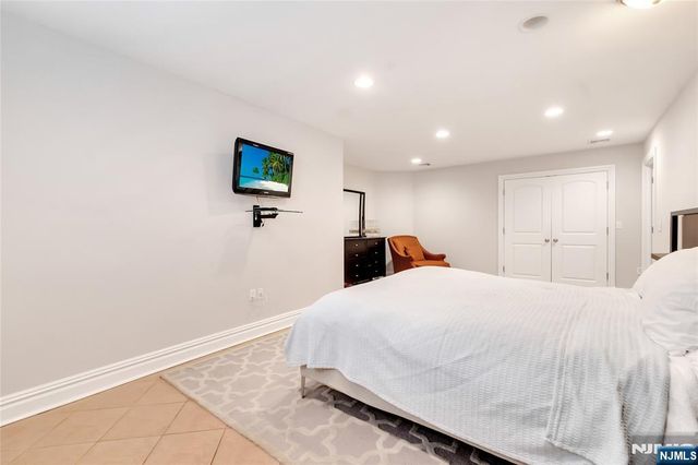1115 Briar Way, Fort Lee, NJ 07024