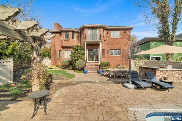 1115 Briar Way, Fort Lee, NJ 07024