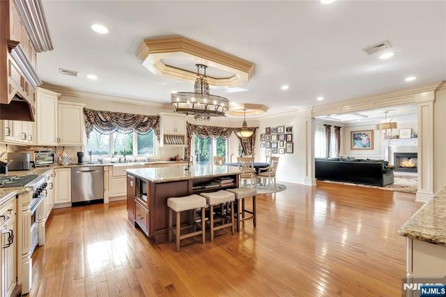 1115 Briar Way, Fort Lee, NJ 07024