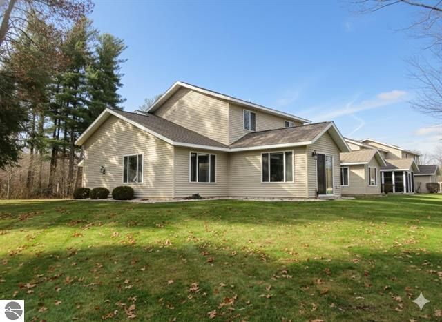 326 Woodside Circle 33, Cadillac, MI 49601