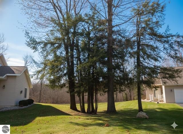 326 Woodside Circle 33, Cadillac, MI 49601