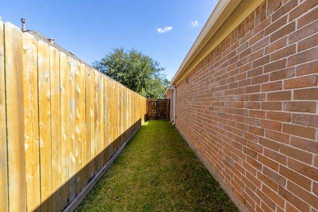 435 Sandstone Creek Lane, Dickinson, TX 77539