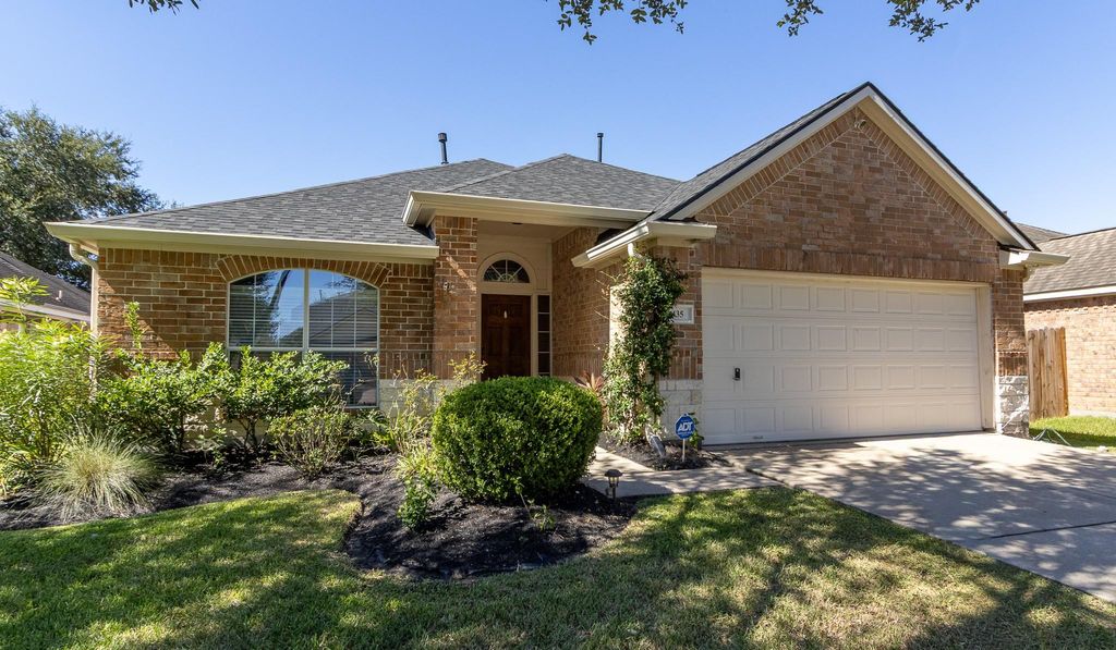 435 Sandstone Creek Lane, Dickinson, TX 77539
