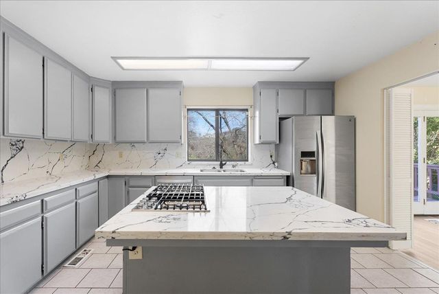 2717 Knollwood Dr, Cameron Park, CA 95682