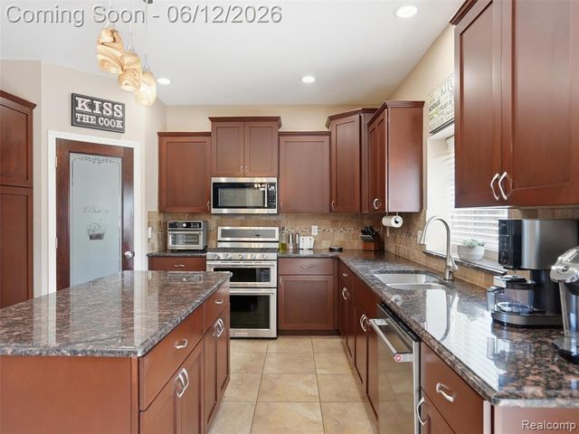50606 Bredenbury Drive, Macomb, MI 48044