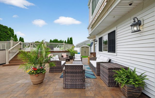 321 Lagoon Drive S, Copiague, NY 11726