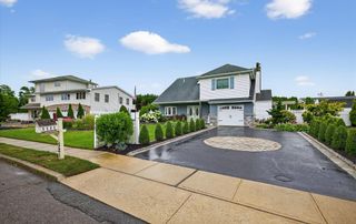321 Lagoon Drive S, Copiague, NY 11726