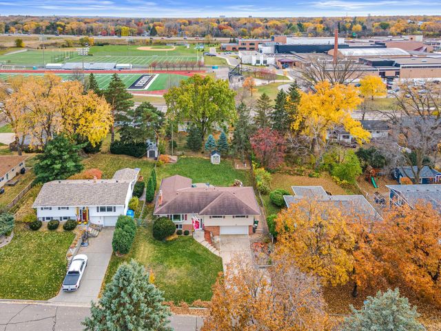 1190 Sextant Avenue W, Roseville, MN 55113