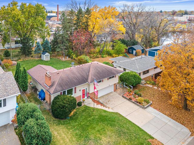 1190 Sextant Avenue W, Roseville, MN 55113