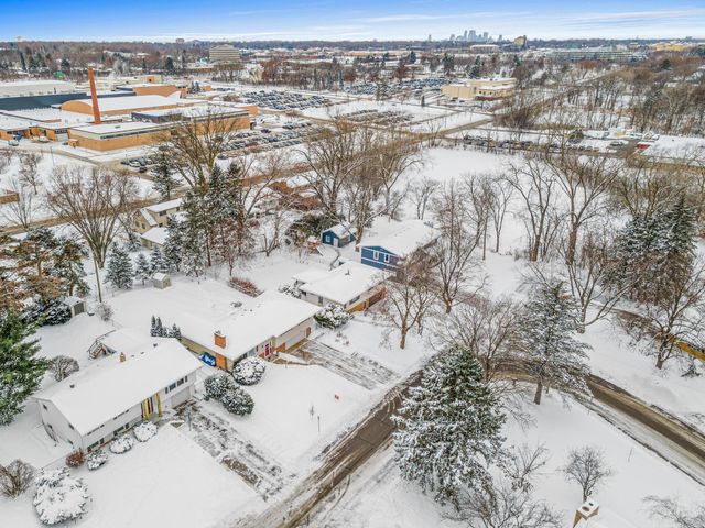 1190 Sextant Avenue W, Roseville, MN 55113