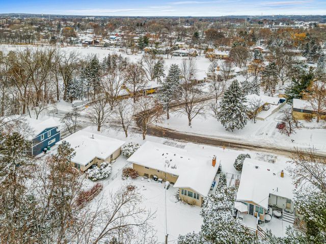 1190 Sextant Avenue W, Roseville, MN 55113