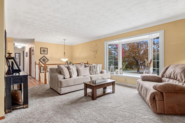 1190 Sextant Avenue W, Roseville, MN 55113