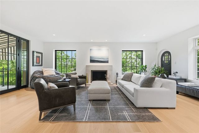 810 Persimmon Rd, Sewickley Heights, PA 15143