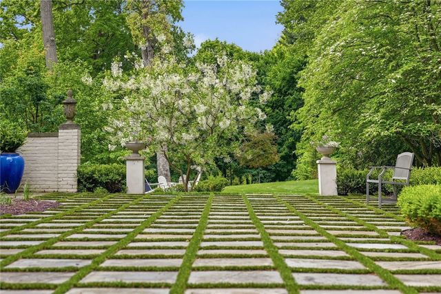 810 Persimmon Rd, Sewickley Heights, PA 15143