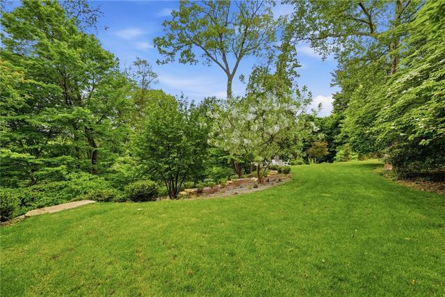 810 Persimmon Rd, Sewickley Heights, PA 15143