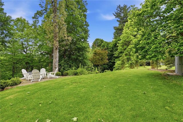 810 Persimmon Rd, Sewickley Heights, PA 15143