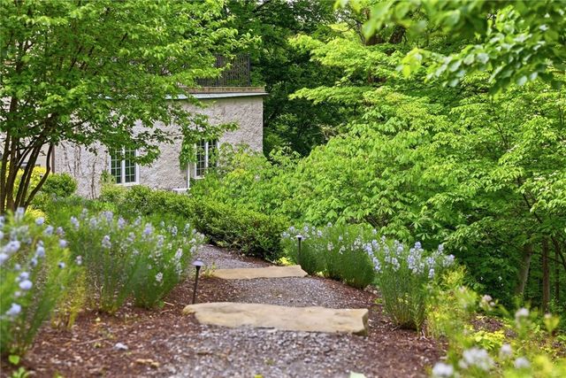810 Persimmon Rd, Sewickley Heights, PA 15143