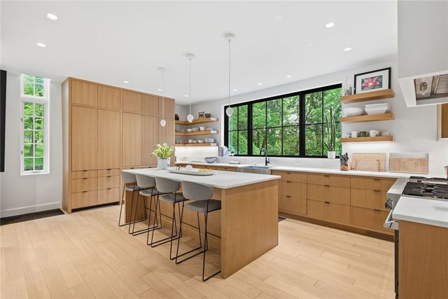 810 Persimmon Rd, Sewickley Heights, PA 15143
