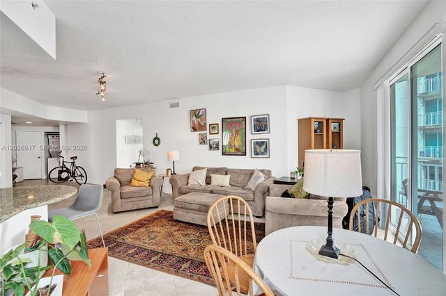 7275 SW 90th St C410, Miami, FL 33156