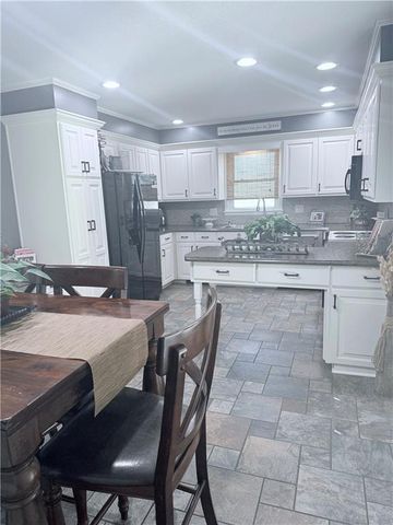 7106 Lundeen Drive, Country Club, MO 64505