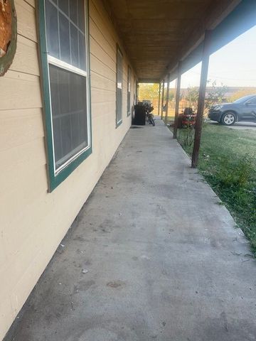 202 Blue Bell Court, Weatherford, TX 76088