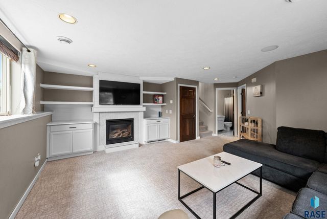 2213 E 63rd St Street, Sioux Falls, SD 57108