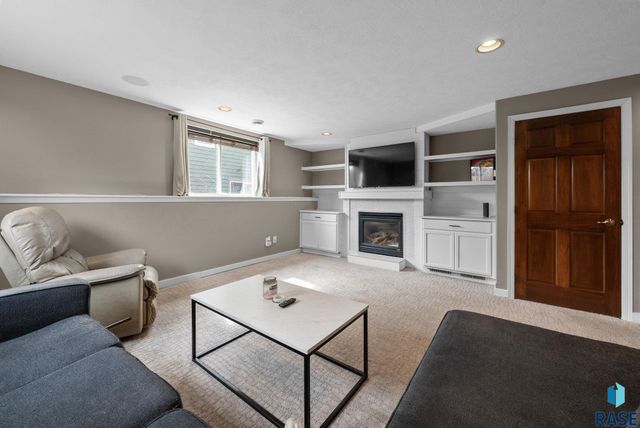 2213 E 63rd St Street, Sioux Falls, SD 57108