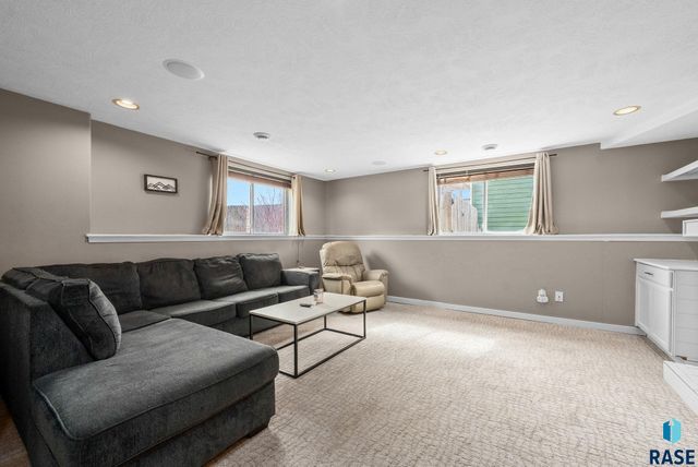 2213 E 63rd St Street, Sioux Falls, SD 57108