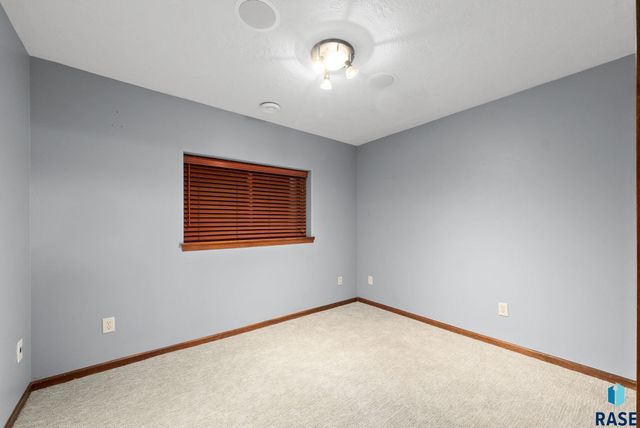 2213 E 63rd St Street, Sioux Falls, SD 57108