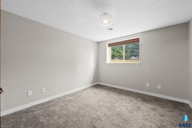 2213 E 63rd St Street, Sioux Falls, SD 57108