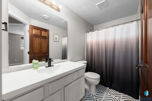 2213 E 63rd St Street, Sioux Falls, SD 57108