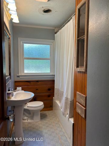 1592 E Second Street, Pass Christian, MS 39571