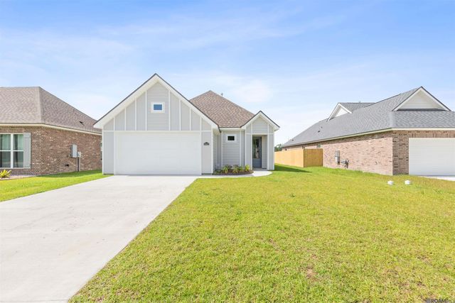 10427 Highland Lakes Dr, Denham Springs, LA 70726